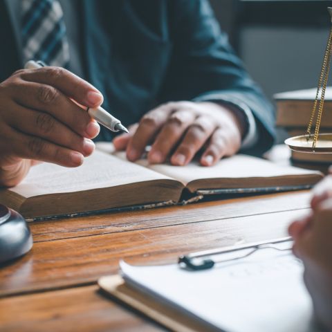 事務所で書類を確認している様子