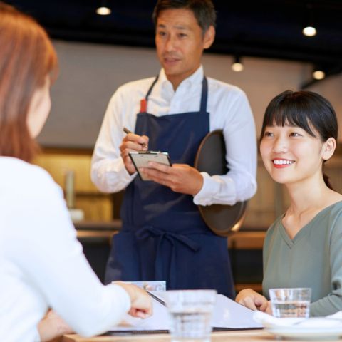 飲食店の厨房で働いている様子