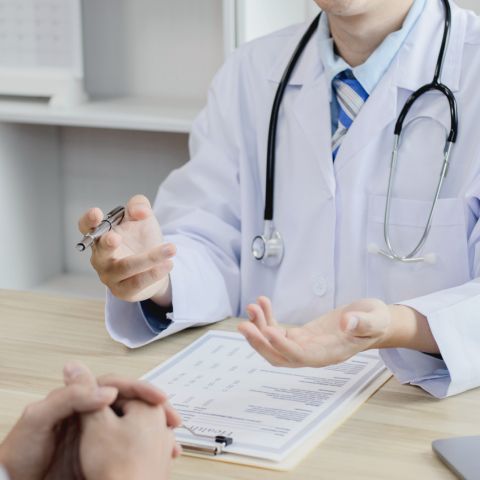 介護施設で記録をつけている様子